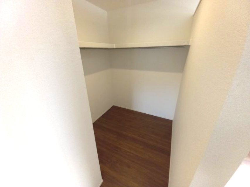 ☆新築デザイナーズ分譲　【いわき市平南白土　全６棟】　3号棟の収納|同施工◆ウォークインクローゼットの写真です◆　季節を問わずにたっぷり収納ができます。冬物の収納にも困りません。お子様のお片付けも上手にできそうです。