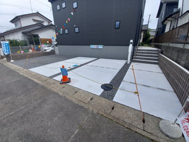 ☆新築デザイナーズ分譲　【いわき市平南白土　全６棟】　3号棟の駐車場|同施工　◆カースペースの写真です◆
陽当りの良い駐車場は週末の洗車も快適です♪お車の他にも、自転車をとめられそうなスペースもございます。
