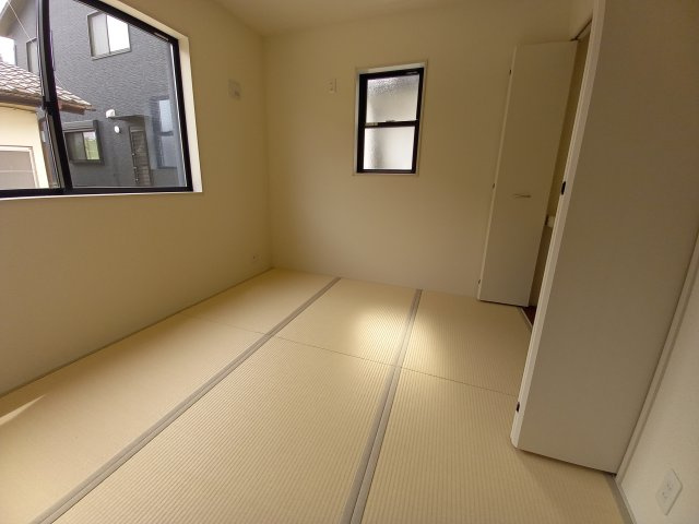 ☆新築デザイナーズ分譲　【いわき市平南白土　全６棟】　3号棟の和室|同施工◆和室の写真です◆　お泊りに来た親戚や来客時、ちょっと横になりたい時にあると便利です♪　和の雰囲気が心を落ち着かせてくれますね♪