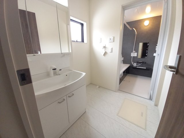 3/9価格変更　【平祢宜町　2号棟】　おしゃれさん必見♪デザイナーズ新築建売住宅！　の独立洗面台|同施工◆洗面所の写真です◆　洗面台は朝をすっきりさせてくれる空間としては大切な空間です。バタバタしている忙しい朝でも収納が多い洗面台では短い時間で効率良く支度ができます。

