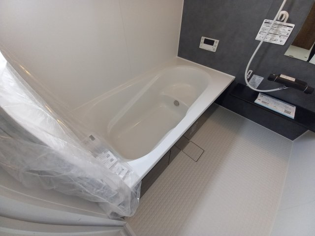 3/9価格変更　【平祢宜町　2号棟】　おしゃれさん必見♪デザイナーズ新築建売住宅！　の浴室|同施工◆ユニットバスの写真です◆　毎日の疲れを癒す広々とした浴室は、足を伸ばしてゆっくりとくつろげます♪　好きな音楽を聴いたり、動画を見たり、半身浴をして　自分だけの癒し時間が楽しめますね！

