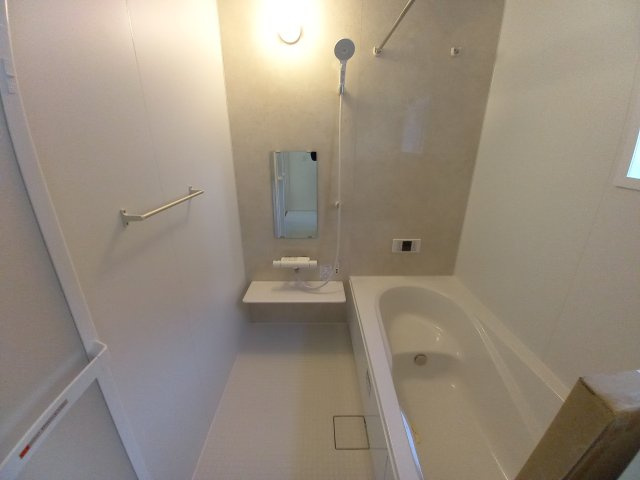 3/9価格変更　【平祢宜町　2号棟】　おしゃれさん必見♪デザイナーズ新築建売住宅！　の浴室|同施工◆ユニットバスの写真です◆　毎日の疲れを癒す広々とした浴室は、足を伸ばしてゆっくりとくつろげます♪　好きな音楽を聴いたり、動画を見たり、半身浴をして　自分だけの癒し時間が楽しめますね！