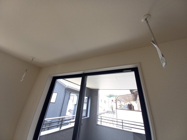 3/9価格変更　【平祢宜町　2号棟】　おしゃれさん必見♪デザイナーズ新築建売住宅！　のその他|同施工◆居室の写真です◆　室内物干しがありますので、梅雨の時期でも安心です。また、夜でも外に出ずに洗濯物を干せるから、女性にも安心ですね♪


