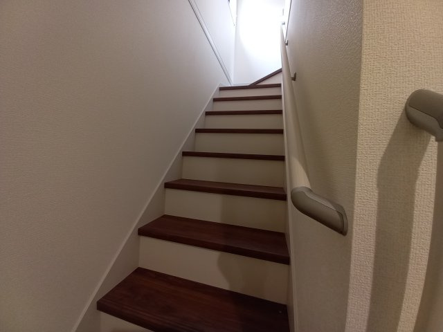 3/9価格変更　【平祢宜町　2号棟】　おしゃれさん必見♪デザイナーズ新築建売住宅！　の内装|同施工◆階段の写真です◆　
階段は家族がほぼ毎日通る動線の為、安全上の配慮が必要です！
階段は手すり付きなので、小さなお子様からご年配の方まで安心ですね♪



