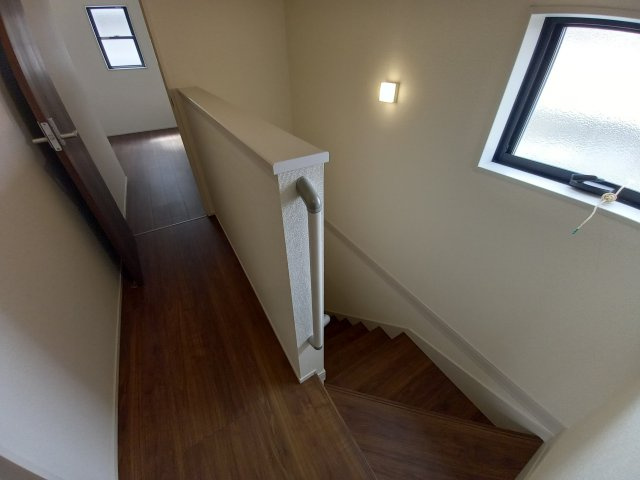 3/9価格変更　【平祢宜町　2号棟】　おしゃれさん必見♪デザイナーズ新築建売住宅！　のその他|同施工◆階段の写真です◆　窓から日が差して足元がしっかり確認できますね♪
さりげなく光があふれ、階段全体を柔らかく照らしています。



