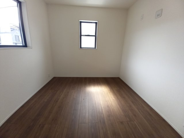 3/9価格変更　【平祢宜町　2号棟】　おしゃれさん必見♪デザイナーズ新築建売住宅！　の洋室|同施工◆居室の写真です◆　充分な広さの収納を備え、採光良好な洋室は、快適空間。プライベートの時間もゆったりお寛ぎ頂けそうです。

