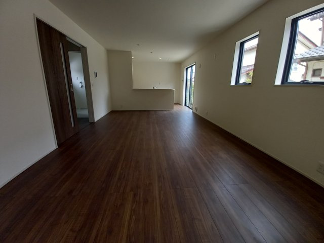 3/9価格変更　【平祢宜町　2号棟】　おしゃれさん必見♪デザイナーズ新築建売住宅！　の居間・リビング|同施工◆居室の写真です◆　日当たり良好の居室は気持ちが良いですね。　家族構成によって色んなアレンジを加えられます♪それぞれにプライベートなスペースを持ち、子どもたちの成長も見守ることができますね。

