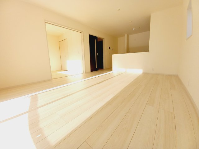 3/9価格変更　【平祢宜町　2号棟】　おしゃれさん必見♪デザイナーズ新築建売住宅！　の居間・リビング|同施工◆リビングの写真です◆　休日はリビングで、ゆっくりとテレビ鑑賞など…楽しみが増えますね。　家族のコミュニケーションがより一層深まります。

