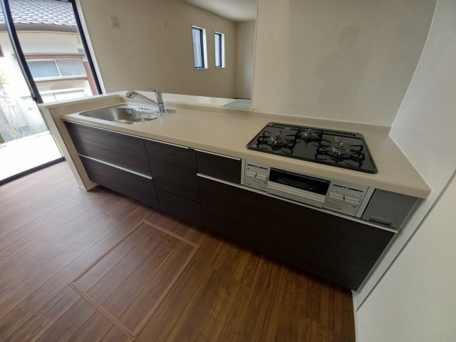 3/9価格変更　【平祢宜町　2号棟】　おしゃれさん必見♪デザイナーズ新築建売住宅！　のキッチン|同施工◆キッチンの写真です◆　目の前にリビングが広がる対面キッチンを採用、キッチンからリビング全体を見渡せる子育て中のご家族にも嬉しい造りです！キッチンでお料理をお楽しみください♪
