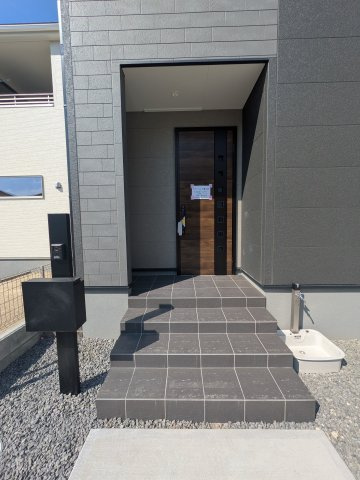 【いわき市平上荒川第4／全2棟　2号棟】　平第五小・平第三中の玄関|同施工◆玄関の写真です◆
お洒落な玄関は気分が良いですね♪広々とした玄関になっております。　ご両親やお友達が来ても、靴の置き場に困ることはありません。収納力たっぷりで、整理整頓も楽ちんですね。

