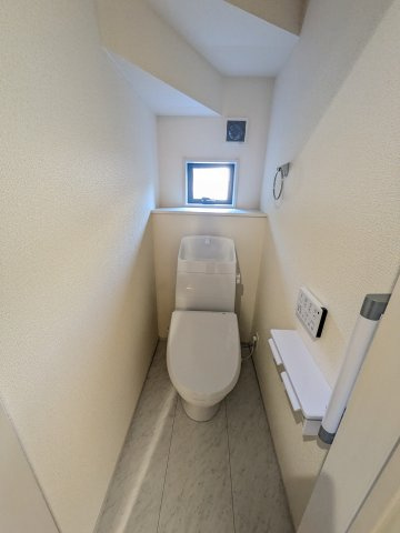 【いわき市平上荒川第4／全2棟　2号棟】　平第五小・平第三中のトイレ|◆トイレの写真です◆
便器にフチがないので汚れが隠れて見えない部分がありません。 お手入れがとってもラクラクです♪　一階、二階にそれぞれトイレがございますので、ご家族の多い方でも安心ですね♪

