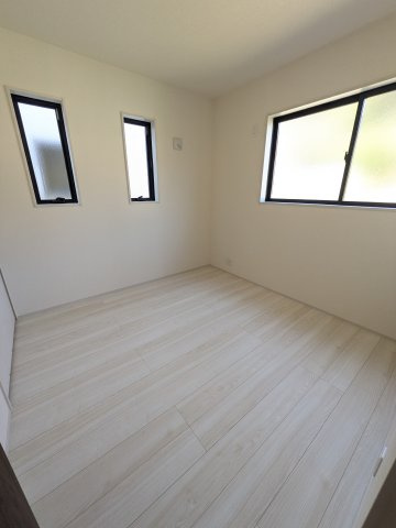 【いわき市平上荒川第4／全2棟　2号棟】　平第五小・平第三中の洋室|◆居室の写真です◆　柔らかい陽光が差し込む明るいお部屋を演出☆　使い勝手の良い間取りなので、ご家族の状況の変化にも耐えられますね。


