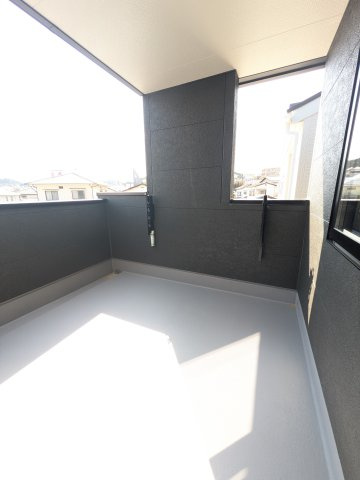 【いわき市平上荒川第4／全2棟　2号棟】　平第五小・平第三中のバルコニー|同施工　◆バルコニーの写真です◆　お布団なども充分に干せる広さがございます。　共働きのご家族でも天気を気にせず洗濯物を干せます。

