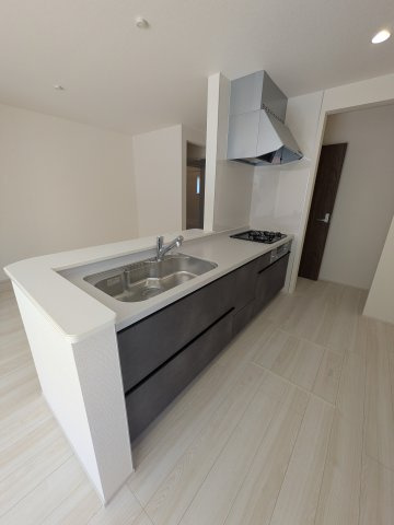 【いわき市平上荒川第4／全2棟　2号棟】　平第五小・平第三中のキッチン|◆キッチンの写真です◆
料理好きな人必見♪キッチンスペース広々！
対面式キッチンですので、お食事の準備をしながらご家族との会話を楽しめます☆
