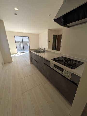 【いわき市平上荒川第4／全2棟　2号棟】　平第五小・平第三中のキッチン|◆キッチンの写真です◆　とにかくものが多くなりがちなキッチン空間。システムキッチンは見た目スッキリなのに収納力たっぷりです♪さらに床下収納もあります。

