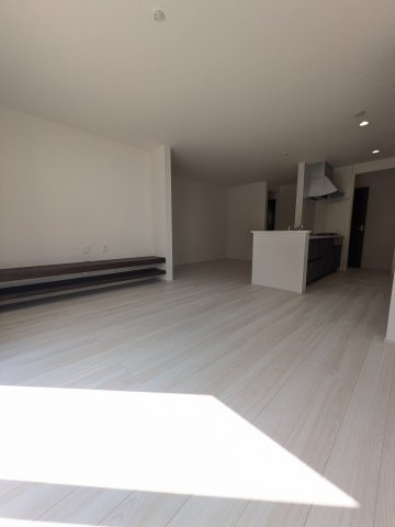 【いわき市平上荒川第4／全2棟　2号棟】　平第五小・平第三中の居間・リビング|◆リビングの写真です◆木の温もりがやさしいフローリングは安らぎをもたらすプライベート空間♪大きな窓のあるリビングは、陽光あふれる明るく居心地も良くご家族皆がゆったり寛げる憩いの空間となりそうです