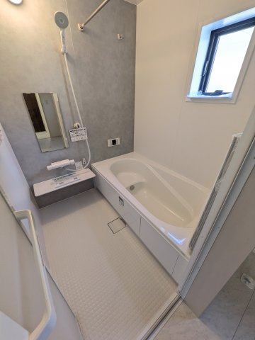 【いわき市平上荒川第4／全2棟　2号棟】　平第五小・平第三中の浴室|◆ユニットバスの写真です◆　毎日の疲れを癒す広々とした浴室は、足を伸ばしてゆっくりとくつろげます♪　好きな音楽を聴いたり、動画を見たり、半身浴をして　自分だけの癒し時間が楽しめますね！

