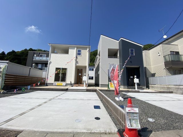 【いわき市小名浜西君ヶ塚町／全3棟／2号棟】　＼必ずもらえる！選べる！キャンペーン実施中♪／の駐車場|同施工　駐車場に車を止められます