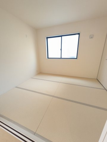 デザイナーズ新築建売住宅☆【泉町5丁目／4号棟】生活応援プレゼントキャンペーン実施中！の和室|◆和室の写真です◆　和室でゆっくりと過ごせるのは、贅沢な時間ですね♪　鮮やかな緑色がキレイです！！（＾＾）/


