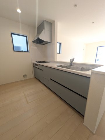 デザイナーズ新築建売住宅☆【泉町5丁目／4号棟】生活応援プレゼントキャンペーン実施中！のキッチン|同施工◆キッチンの写真です◆
料理好きな人必見♪キッチンスペース広々！
対面式キッチンですので、お食事の準備をしながらご家族との会話を楽しめます☆
