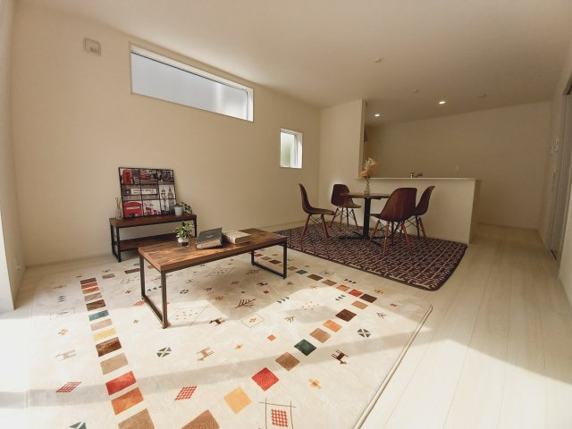 デザイナーズ新築建売住宅☆【泉町5丁目／4号棟】生活応援プレゼントキャンペーン実施中！の居間・リビング|同施工◆リビングの写真です◆木の温もりがやさしいフローリングは安らぎをもたらすプライベート空間♪大きな窓のあるリビングは、陽光あふれる明るく居心地も良くご家族皆がゆったり寛げる憩いの空間となりそうです