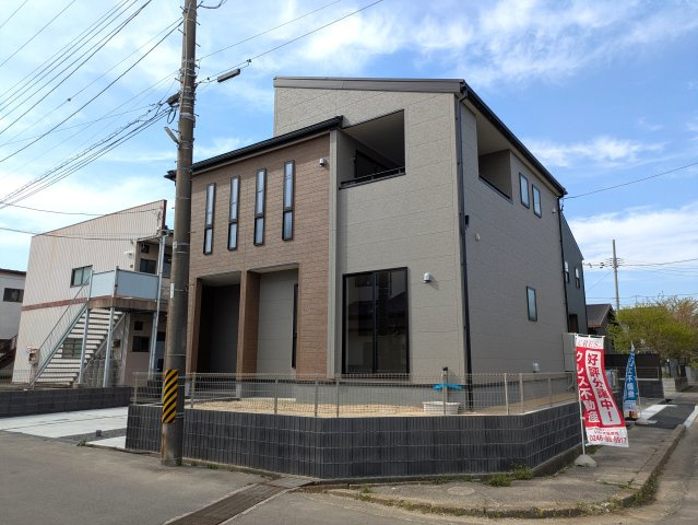 【いわき市平塩第1】全２棟／2号棟　ファミリークローク付き♪♪の前面道路含む現地写真|◆外観の写真です◆　
＼楽しみが広がる憧れのマイホーム (^^♪／
子供部屋や主寝室などお部屋の使い分けができ、ファミリー層が暮らしやすい4LDKです！

