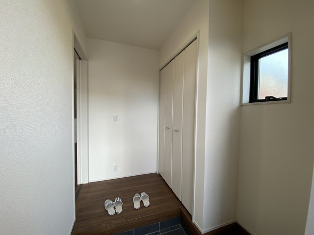 【いわき市小名浜西君ヶ塚町／全3棟／3号棟】　●新生活応援キャンペーン実施中●の玄関|落ち着いた玄関です