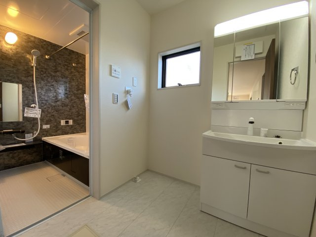 【いわき市小名浜西君ヶ塚町／全3棟／3号棟】　●新生活応援キャンペーン実施中●の独立洗面台|◆洗面所の写真です◆　洗面台は朝をすっきりさせてくれる空間としては大切な空間です。バタバタしている忙しい朝でも収納が多い洗面台では短い時間で効率良く支度ができます。