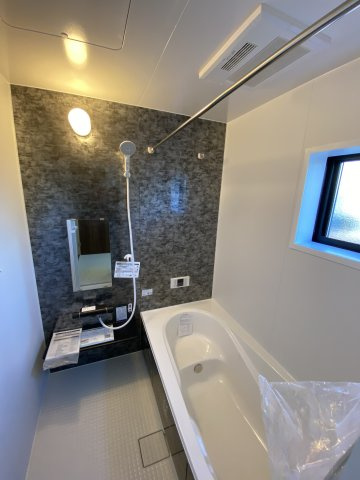 【いわき市小名浜西君ヶ塚町／全3棟／3号棟】　●新生活応援キャンペーン実施中●の浴室|◆ユニットバスの写真です◆　毎日の疲れを癒す広々とした浴室は、足を伸ばしてゆっくりとくつろげます♪　好きな音楽を聴いたり、動画を見たり、半身浴をして　自分だけの癒し時間が楽しめますね！

