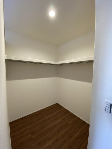 【いわき市小名浜西君ヶ塚町／全3棟／3号棟】　●新生活応援キャンペーン実施中●の収納|◆ウォークインクローゼットの写真です◆　季節を問わずにたっぷり収納ができます。冬物の収納にも困りません。お子様のお片付けも上手にできそうです。