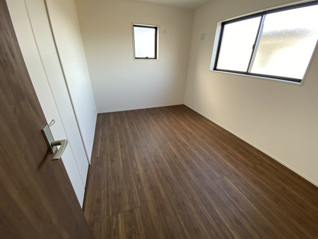 【いわき市小名浜西君ヶ塚町／全3棟／3号棟】　●新生活応援キャンペーン実施中●の洋室|◆収納スペースの写真です◆　十分な広さがあるので収納には困りませんね♪　お手持ちの衣類ケースなども置ける大空間で、寝室がスッキリ使えます。