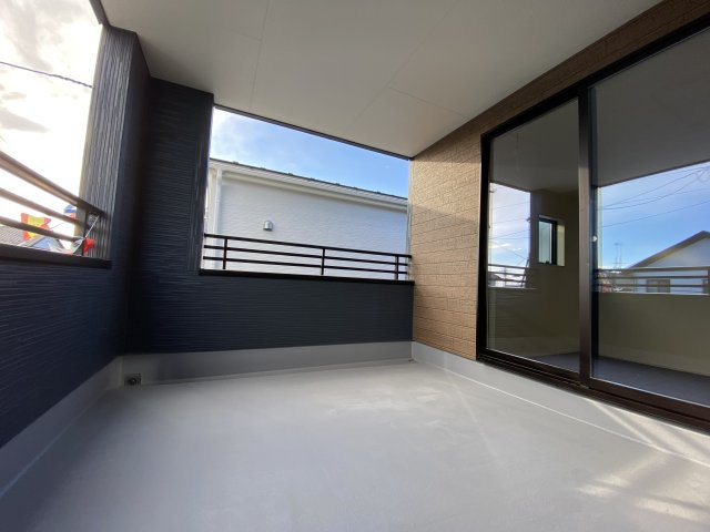 【いわき市小名浜西君ヶ塚町／全3棟／3号棟】　●新生活応援キャンペーン実施中●のバルコニー|◆居室の写真です◆　木の温もりがナチュラルでくつろげる空間ですね♪　子供部屋としても、寝室としても、どんなインテリアにしようか…選ぶ楽しみが増えますね♪