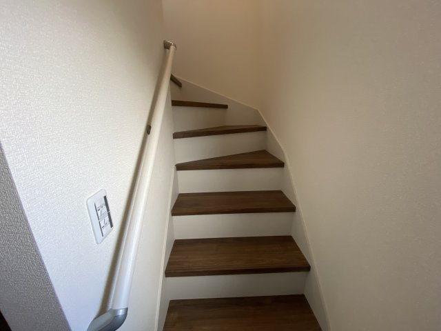 【いわき市小名浜西君ヶ塚町／全3棟／3号棟】　●新生活応援キャンペーン実施中●のその他|◆階段の写真です◆　窓から日が差して足元がしっかり確認できますね♪
さりげなく光があふれ、階段全体を柔らかく照らしています。





