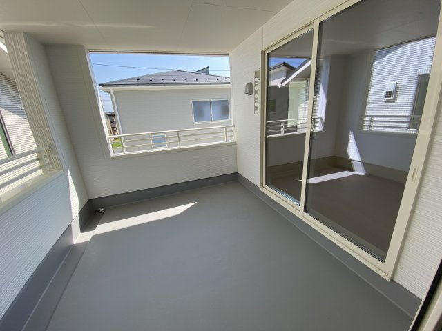 【いわき市小名浜西君ヶ塚町／全3棟／3号棟】　●新生活応援キャンペーン実施中●のバルコニー|同施工◆バルコニーの写真です◆　
洗濯物から布団まで一度にたくさん干せて便利です♪
眺めのよいバルコニーで、あなただけのリラックスタイムを☆