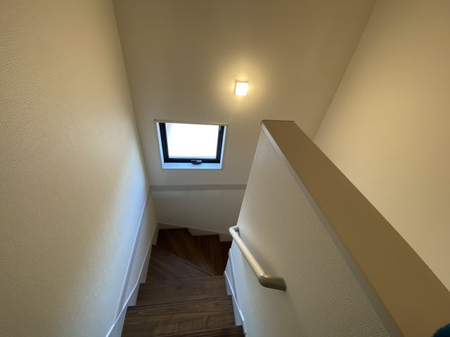 【いわき市小名浜西君ヶ塚町／全3棟／3号棟】　●新生活応援キャンペーン実施中●のその他|◆階段の写真です◆　
階段は家族がほぼ毎日通る動線の為、安全上の配慮が必要です！
階段は手すり付きなので、小さなお子様からご年配の方まで安心ですね♪



