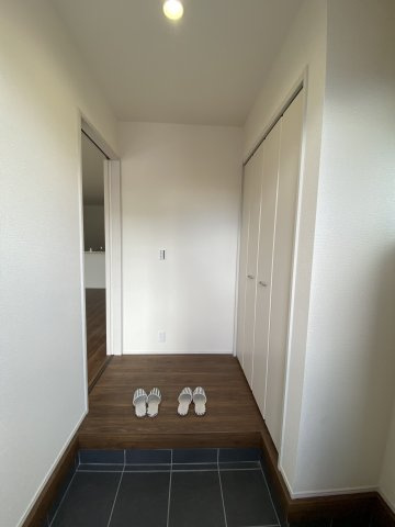 【いわき市小名浜西君ヶ塚町／全3棟／3号棟】　●新生活応援キャンペーン実施中●の玄関|◆玄関の写真です◆
お洒落な玄関は気分が良いですね♪広々とした玄関になっております。　ご両親やお友達が来ても、靴の置き場に困ることはありません。収納力たっぷりで、整理整頓も楽ちんですね。

