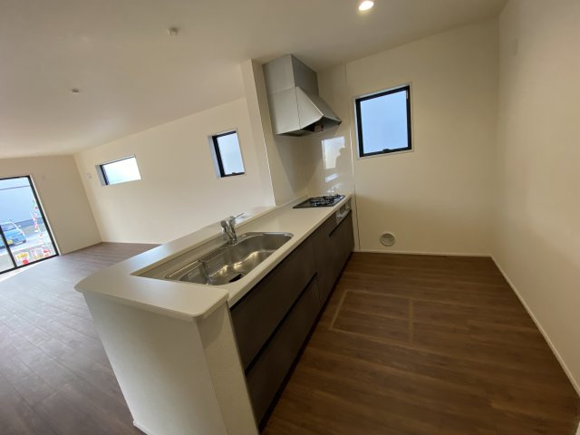 【いわき市小名浜西君ヶ塚町／全3棟／3号棟】　●新生活応援キャンペーン実施中●のキッチン|◆キッチンの写真です◆　デザイン性と機能性を兼ね備えたキッチンです。　収納力も大満足◎　対面式キッチンは、家族の会話が途切れませんね♪


