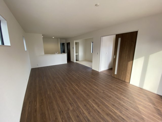 【いわき市小名浜西君ヶ塚町／全3棟／3号棟】　●新生活応援キャンペーン実施中●の居間・リビング|◆リビング写真です◆木の温もりがやさしいフローリングは安らぎをもたらすプライベート空間♪大きな窓のあるリビングは、陽光あふれる明るく居心地も良くご家族皆がゆったり寛げる憩いの空間となりそうです
