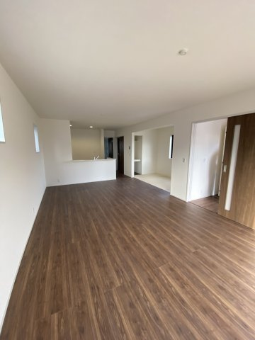 【いわき市小名浜西君ヶ塚町／全3棟／3号棟】　●新生活応援キャンペーン実施中●の居間・リビング|◆リビングの写真です◆　ホームパーティーも盛り上がりそうなおしゃれなリビング♪　広いリビングで快適に、ゆったりと過ごせますね♪