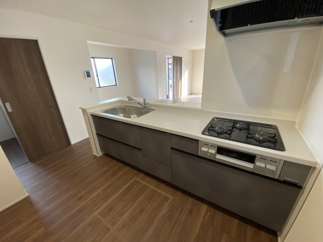 【いわき市小名浜西君ヶ塚町／全3棟／3号棟】　●新生活応援キャンペーン実施中●のキッチン|◆キッチンの写真です◆　デザイン性と機能性を兼ね備えたキッチンです。　対面式キッチンは、家族の会話が途切れませんね♪