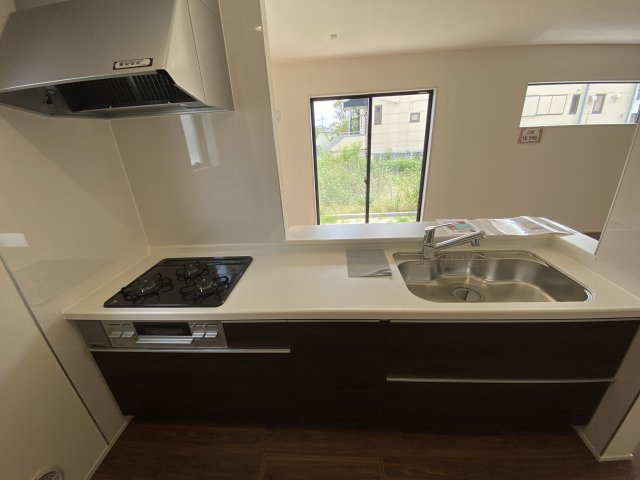 【いわき市泉町滝尻第2】　新築建売　4号棟　住宅ローンお任せください♪のキッチン|同施工◆キッチンの写真です◆お料理しながらご家族とコミュニケーションをとれる人気のプランです。料理中でもお子様がリビングやダイニングで遊んでいる姿が見えます。