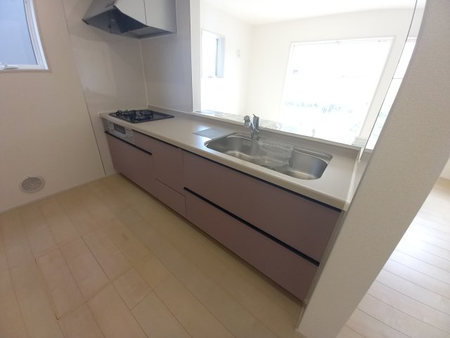 【いわき市泉町滝尻第2】　新築建売　4号棟　住宅ローンお任せください♪のキッチン|同施工◆キッチンの写真です◆
料理好きな人必見♪キッチンスペース広々！
対面式キッチンですので、お食事の準備をしながらご家族との会話を楽しめます☆

