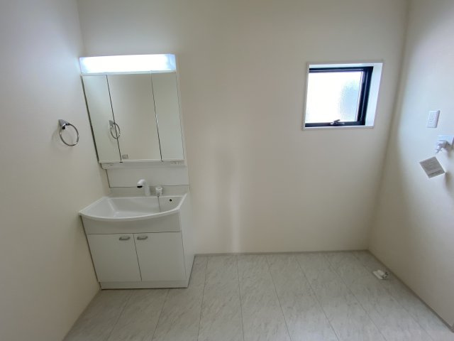 【いわき市泉町滝尻第2】　新築建売　4号棟　住宅ローンお任せください♪の洗面所|同施工◆洗面所の写真です◆　洗面台は朝をすっきりさせてくれる空間としては大切な空間です。バタバタしている忙しい朝でも収納が多い洗面台では短い時間で効率良く支度ができます。

