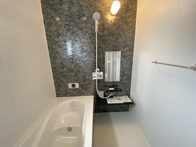 【いわき市泉町滝尻第2】　新築建売　4号棟　住宅ローンお任せください♪の浴室|同施工◆ユニットバスの写真です◆　毎日の疲れを癒す広々とした浴室は、足を伸ばしてゆっくりとくつろげます♪　好きな音楽を聴いたり、動画を見たり、半身浴をして　自分だけの癒し時間が楽しめますね！

