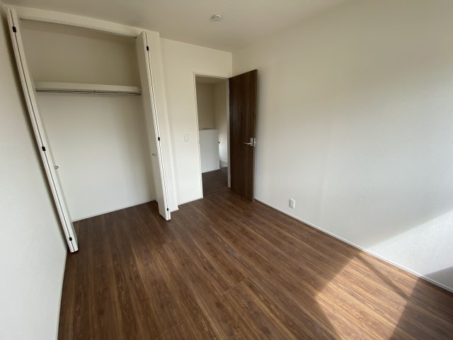 【いわき市泉町滝尻第2】　新築建売　4号棟　住宅ローンお任せください♪の洋室|同施工◆居室の写真です◆　柔らかい陽光が差し込む明るいお部屋を演出いたします♪　寝室にも、子供部屋にも、趣味のお部屋にもお使いいただけます♪

