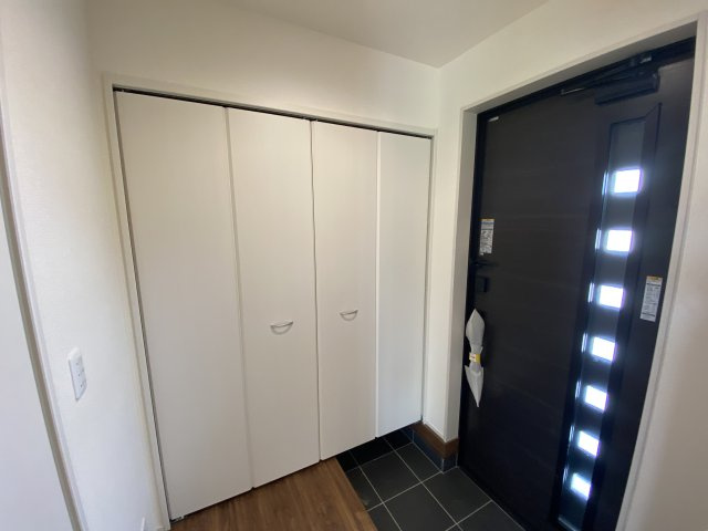 【いわき市泉町滝尻第2】　新築建売　4号棟　住宅ローンお任せください♪の玄関|同施工◆玄関の写真です◆
お洒落な玄関は気分が良いですね♪広々とした玄関になっております。　ご両親やお友達が来ても、靴の置き場に困ることはありません。収納力たっぷりで、整理整頓も楽ちんですね。


