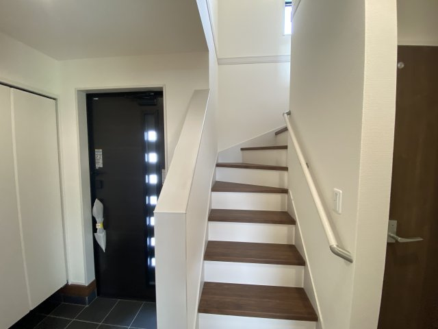 【いわき市泉町滝尻第2】　新築建売　4号棟　住宅ローンお任せください♪の玄関|同施工◆玄関の写真です◆
お洒落な玄関は気分が良いですね♪広々とした玄関になっております。　ご両親やお友達が来ても、靴の置き場に困ることはありません。収納力たっぷりで、整理整頓も楽ちんですね。

