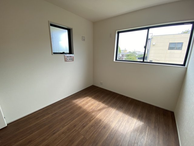 【いわき市泉町滝尻第2】　新築建売　4号棟　住宅ローンお任せください♪の洋室|同施工◆居室の写真です◆　木の温もりがナチュラルでくつろげる空間ですね♪　子供部屋としても、寝室としても、どんなインテリアにしようか…選ぶ楽しみが増えますね♪