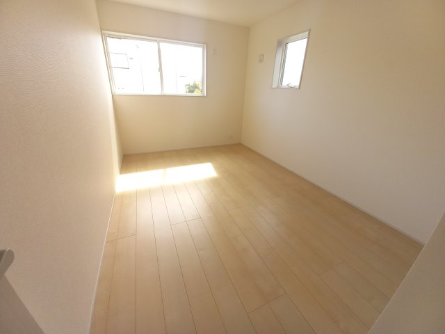 【いわき市泉町滝尻第2】　新築建売　4号棟　住宅ローンお任せください♪の洋室|同施工◆居室の写真です◆　柔らかい陽光が差し込む明るいお部屋を演出☆　使い勝手の良い間取りなので、ご家族の状況の変化にも耐えられますね。

