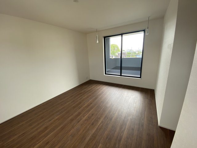 【いわき市泉町滝尻第2】　新築建売　4号棟　住宅ローンお任せください♪の洋室|同施工◆居室の写真です◆　充分な広さの収納を備え、採光良好な洋室は、快適空間。プライベートの時間もゆったりお寛ぎ頂けそうです。

